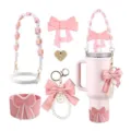 Détail ensemble accessoires tasse rose, adorable couvre-paille nœud et pendentif perles. - Série 6