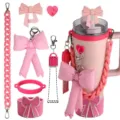 Rosa Stanley Becher Zubehörset mit gesteppter Schleife, Silikon-Tassenhülle und Kettengurt. - Set 1