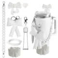 Weißes Stanley Becher Zubehör Set mit Schleife Anhänger Acryl Kette und Strohhalm Deckel. - Set 2