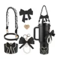 Détail d'accessoires de gobelet nœud noir, pendentif chaîne perle et sangle tressée. - Série 2
