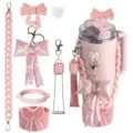 Rosa Stanley Trinkbecher Zubehoer Set mit Schleife Anhaenger und Silikon Schutzhuelle. - Set 6