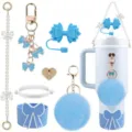Ensemble de paille nœud bleu et pendentif pompon pelucheux pour tasses isothermes - Série 10