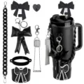 Schwarzes Tumbler Zubehör Set mit gesteppten Schleifen Anhängern und Kettenriemen Details. - Set 10