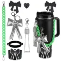 Stanley Becher Zubehör Set mit grünem Kettengurt, silberner Schleife und Silikonboden. - Set 5