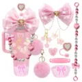 Dettaglio accessori tazza rosa con fiocchi scintillanti, catene di perle e pompon soffici. - Fig. modello 3