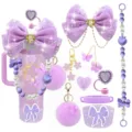 Set di accessori per tumbler viola con fiocco carino, catena, copricanna e pon pon soffice. - Fig. modello 7