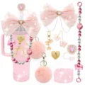 Set di accessori per tazze rosa con grande fiocco, topper per cannuccia e pompon peluche. - Combinazione 4
