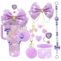 Vista dettagliata del set di accessori per tazza viola con fiocco, catena e pon pon. - Combinazione 5