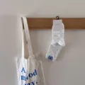 Calzini medi bianchi in cotone con pois blu e ricamo di cagnolino, stile cozy chic. - Bianco