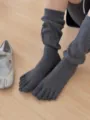 Vista detallada de calcetines grises con dedos, tela suave, cómodo diseño arrugado para uso diario. - Talla única / Gris Carbón