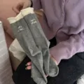 Primo piano di calze a metà gamba in maglia, design bicolore dolce, stile caldo invernale. - Taglia unica / Grigio