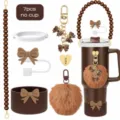 Vista dettagliata del set di accessori per tumbler marrone con cinturino di perle e ciondoli. - Set 18 (tazza non inclusa)