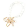 Dettaglio di portachiavi con perle eleganti, chiusura dorata e ciondoli raffinati. - Stile 1 (Singolo)