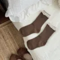 Chaussettes mi-hautes marron en coton pour femme avec bordure en dentelle style rétro. - Taille unique / Café