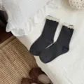 Chaussettes mi-hautes grises pour femmes en coton avec bordure en dentelle beige, maille côtelée. - Taille unique / Gris foncé