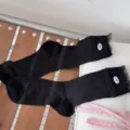 Γυναικείες μαύρες διαφανείς διχτυωτές κάλτσες με λεπτή δαντέλα και διακοσμητικό φιόγκο. - Ένα μέγεθος / Μαύρο