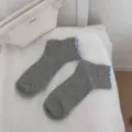 Damen graue gerippte Mittelsocken mit blauem Spitzenrand, süße Freizeit Alltag Variante - Einheitsgröße / Grau