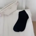 Schwarze Damen-Wadenstrümpfe mit Rüschenkante, stylisches Rippmuster und feiner Spitze. - Einheitsgröße / Schwarz