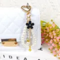 Eleganter Perlen Taschenanhänger mit schwarzer Blume und Eiffelturm Anhänger für Taschen. - Stil 2