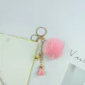 Süßer flauschiger pinker Pompom Schlüsselanhänger mit goldener Glocke für Taschen und Autos. - Rosa
