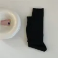 Chaussettes longues unies noires classiques et côtelées, design décontracté et respirant. - Taille unique / Noir