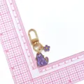 Joli porte-clés chat violet avec accessoires dorés et charm fleur, pendentif nacré sac. - Violet
