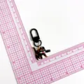 Portachiavi gatto assassino carino in lega ciondolo gatto nero con coltello accessorio moda - A163 - Maculato nero e marrone (Fibbia nera)