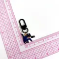 Simpatico portachiavi gatto nero con ciondolo coltello, ciondolo in metallo per borsa alla moda. - A163 - Blu scuro (Fibbia nera)
