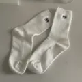 Chaussettes mi-hautes blanches en coton avec yeux brodés, style minimaliste, doux. - Taille unique / Blanc Pur