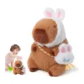 Schattige capybara knuffel met konijnenoren hoed en kleurrijke riem, zachte pluche pop. - Konijnenoor Hoed & Crossbody Tas Stijl