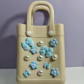 Dettaglio borsa da spiaggia EVA beige, ciondoli fiocco perle fiori, borsa estiva. - Chiusura per borsa e borsa, blu
