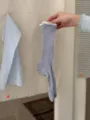 Chaussettes cototées bleu clair douces avec bordure en dentelle blanche pour femmes. - Bleu esthétique sel