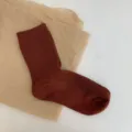 Femmes marron uni chaussettes côtelées mi-mollet style rétro en coton tricoté - Taille unique / Rouge Thé