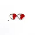 Vista dettagliata di due ciondoli in metallo a forma di cuore spezzato rosso per bijoux DIY. - 15*14mm / Rosso