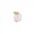Gedetailleerde opname van een delicate roze bloemhanger met groen blad, handgemaakte DIY-bedel. - Roze