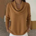 Vue détaillée du pull en tricot à manches longues et col bénitier uni pour femme élégante. - S / Marron
