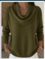 Gros plan détaillé du pull tricoté uni à col cowl pour femmes montrant la texture fine. - S / Vert Militaire