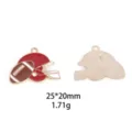 Vue de detail rapprochee d'un pendentif en alliage emaille de casque de rugby. - Pendentif Casque