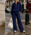 Felpa blu scuro con mezza zip e pantaloni della tuta larghi in vista di dettaglio. - Taglia S / Top e Pantaloni / Blu navy