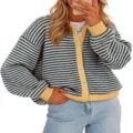 Primo piano del cardigan in maglia a righe blu e marroni con bordi gialli e bottoni chic. - Taglia S / Top / Caffè