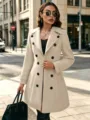 Vista dettagliata del cappotto trench in lana doppiopetto da donna in colore beige. - Taglia S / Albicocca