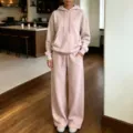 Vista dettagliata del set con felpa con cappuccio rosa e pantaloni larghi casual. - Taglia S / Rosa