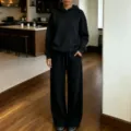 Tuta sportiva da donna nera casual con felpa con cappuccio e pantaloni larghi due pezzi. - Taglia S / Nero