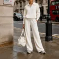 Vista dettagliata della felpa bianca casual con zip e dei pantaloni larghi coordinati. - Taglia S / Top e Pantaloni / Bianco