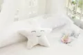 Vue détaillée coussin peluche étoile blanche, coussin moelleux pour canapé chambre enfant. - Étoile Blanche
