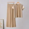 Ensemble en tricot à deux pièces avec haut à manches courtes et pantalon large rayé. - Taille unique / Chameau