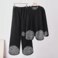 Zwarte gebreide tweedelige set met ronde hals top en broek met witte borduursels voor dames. - Eén maat / Top En Broek / Zwart