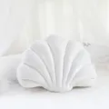 Dettaglio cuscino in velluto bianco a conchiglia, morbido cuscino peluche per decorazione. - Bianco