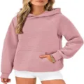 Gros plan sur le sweat à capuche rose côtelé pour femme avec poche avant et manches. - S / Rose