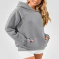 Vue détaillée du sweat à capuche élégant en tricot gaufré gris avec manches longues et poche. - S / Gris